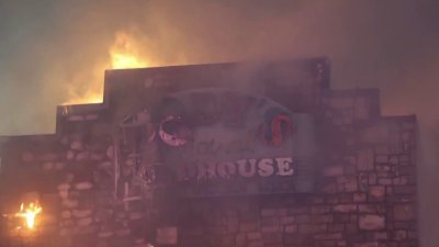 Reconocido restaurante de la cadena Cody’s envuelto en llamas