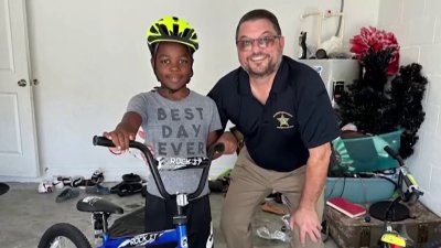Autoridades ayudan a niño a recuperar su bicicleta en Hillsborough
