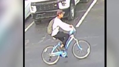 Buscan identificar a ciclista que tocó inapropiadamente a mujer en Fort Myers
