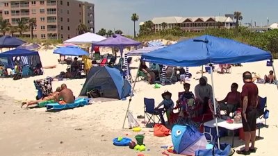 Miles de personas disfrutan de las playas del condado Pinellas