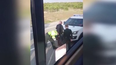 Arrestan a conductor de autobús escolar que llevaba a estudiantes a una excursión
