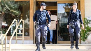 Inspectores y policías están allanando las oficinas de Al Jazeera en Jerusalén, Israel, el 5 de mayo de 2024, y están confiscando su equipo.