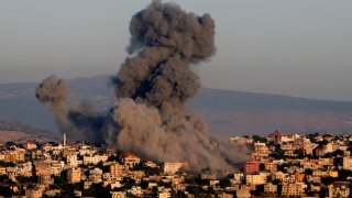 Columnas de humo negro se elevan tras un ataque aéreo israelí en el sur del Líbano, cerca de la frontera con Israel.