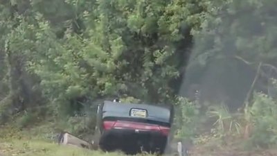 Volcadura de auto tras accidente en vía rápida de Tampa