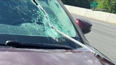 Terror en la autopista: captan en video cómo un objeto  atraviesa el parabrisas de un auto