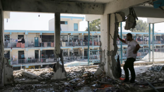 Un palestino mira la destrucción en una escuela gestionada por la ONU en la zona central de Gaza, donde murieron decenas de personas luego de un ataque del ejército de Israel.