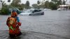 Inundaciones en Florida obligan a cancelar vuelos; dejan autos varados en calles anegadas