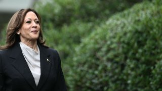 La vicepresidenta Kamala Harris, en los jardines de la Casa Blanca, el mes pasado.