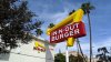 Lo acusan de estrangular a un adolescente que habría mojado a una mujer en un In-N-Out Burger