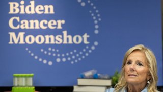 La primera dama de Estados Unidos, Jill Biden participa en una sesión de escucha de la iniciativa Biden Cancer Moonshot sobre los esfuerzos de detección del cáncer y orientación de pacientes del Centro Oncológico Integral Sidney Kimmel durante su visita al Centro Bloomberg de la Universidad Johns Hopkins en Washington, DC, el 23 de mayo de 2024.