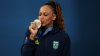 Se lleva la medalla de oro: la brasileña Rebeca Andrade frena Simone Biles en prueba de piso