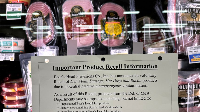 SAN RAFAEL, CALIFORNIA – 31 DE JULIO: Un aviso de retirada se coloca junto a las carnes Boar’s Head que se exhiben en una tienda Safeway el 31 de julio de 2024 en San Rafael, California. Según el Servicio de Inspección y Seguridad Alimentaria del Departamento de Agricultura de EEUU, Boar’s Head ha ampliado su retirada de productos cárnicos listos para el consumo a casi 7 millones de libras adicionales debido a un brote de listeria. (Foto de Justin Sullivan/Getty Images)