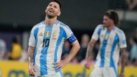 El capitán de Argentina, Lionel Messi, sonríe tras perder una chance de gol contra Canadá durante la Copa América de Estados Unidos, 9 de julio de 2024. (AP Foto/Pamela Smith)