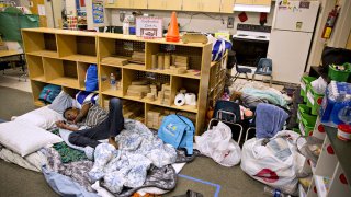 Un residente está un refugio en un aula de la Escuela Primaria Pizzo, en Tampa, Florida. Sept. 9, 2017.