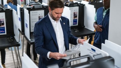 JD Vance emite su voto en Ohio