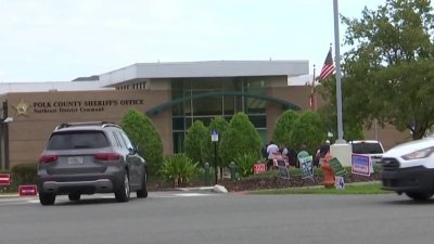 Miles salen a votar al abrir los colegios electorales de Polk