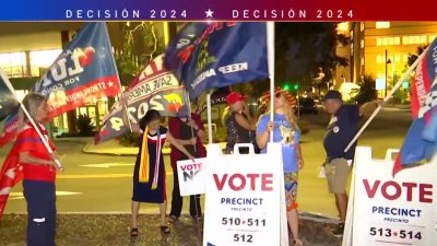 Electores acuden a los centros de votación en Pinellas