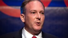 El congresista Lee Zeldin habla en el escenario durante su fiesta electoral en Nueva York el 8 de noviembre de 2022. (Foto de YUKI IWAMURA/AFP via Getty Images)