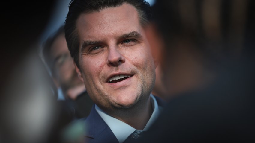 WASHINGTON, DC – 03 DE OCTUBRE: El representante Matt Gaetz (R-FL) responde a preguntas fuera del Capitolio de EEUU después de liderar con éxito una votación para destituir al representante Kevin McCarthy (R-CA) del cargo de Presidente de la Cámara el 3 de octubre de 2023 en Washington, DC. McCarthy fue destituido por una moción de destitución, un esfuerzo liderado por un puñado de miembros conservadores de su propio partido. (Foto de Win McNamee/Getty Images)