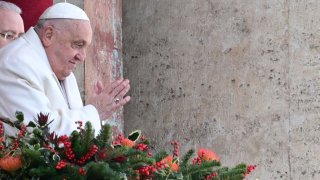 El papa Francisco envió un mensaje de perdón y reconciliación desde El Vaticano en su misa de Navidad.