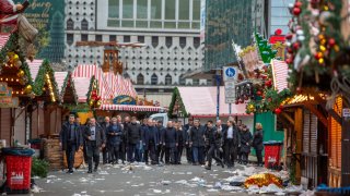 El canciller alemán Olaf Scholz camina por el mercado navideño acompañado por la ministra del Interior Nancy Faeser y el primer ministro de Sajonia-Anhalt Reiner Haseloff mientras visitaban el mercado navideño cerrado el día después de un ataque terrorista que dejó cinco personas muertas, incluido un niño pequeño, y 200 heridas el 21 de diciembre de 2024 en Magdeburgo, Alemania.