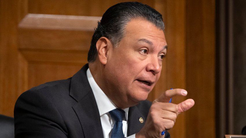 El senador Alex Padilla, demócrata de California, habla durante una audiencia de la Comisión de Asuntos Jurídicos del Senado en el Capitolio, el martes 10 de diciembre de 2024, en Washington. (AP foto/Mark Schiefelbein)