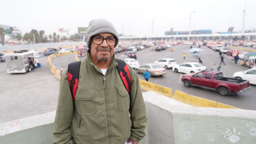 El veterano de las fuerzas militares estadounidenses Rubén Robles posa para EFE a su regreso a los Estados Unidos este jueves, en la frontera de San Ysidro en San Diego, California (Estados Unidos). EFE/ Manuel Ocaño