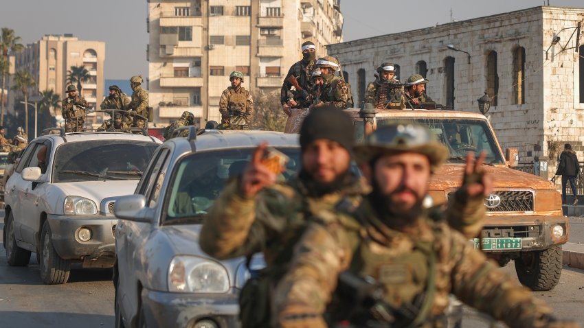 Combatientes de la oposición siria conducen por las calles tras la toma de Hama por parte de los insurgentes, en Siria, el viernes 6 de diciembre de 2024. (AP Foto/Ghaith Alsayed)