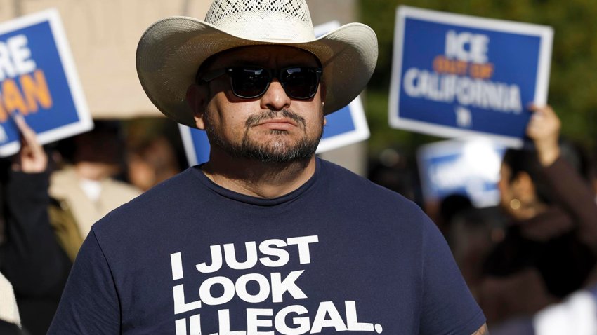 Fotografía de archivo de un hombre con una camiseta en la que se lee “Solo parezco ilegal”, durante una manifestación en protesta contra las propuestas que está discutiendo la Administración entrante de Donald Trump para la deportación generalizada de inmigrantes, en el Capitolio del Estado en Sacramento, California, EE. UU., el 2 de diciembre de 2024. EFE/EPA/John G. Mabanglo