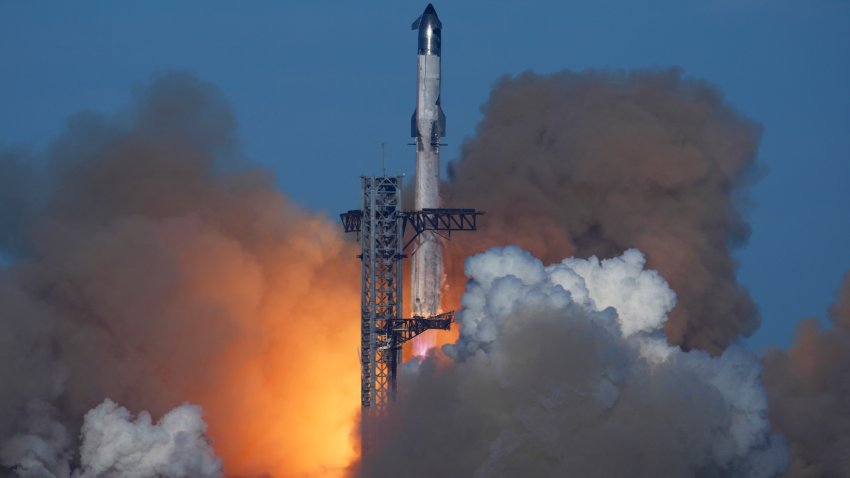 El colosal cohete Starship de SpaceX despega para un vuelo de prueba desde la Starbase, en Boca Chica, Texas, el jueves 16 de enero de 2025. (AP Foto/Eric Gay)