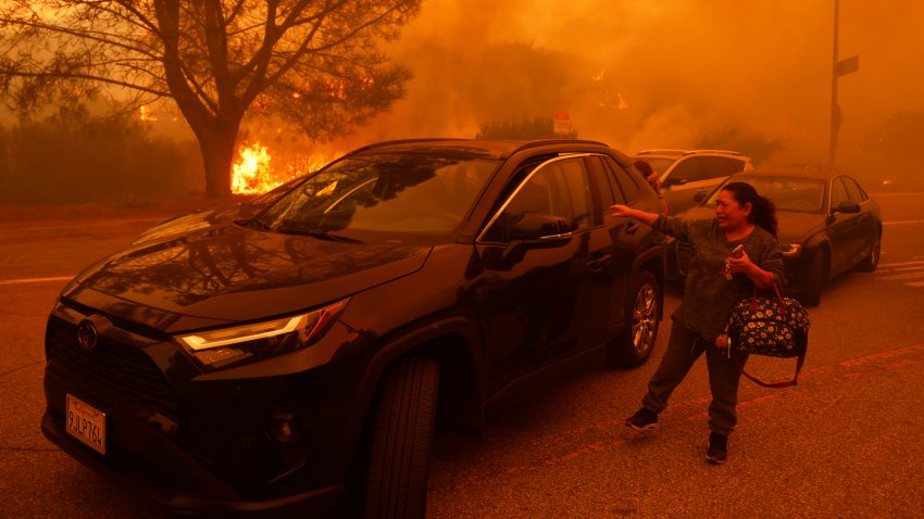 Una mujer rompe en llanto ante el avance de un incendio en el vecindario de Pacific Palisades, el martes 7 de enero de 2025, en Los Ángeles. (AP Foto/Etienne Laurent)