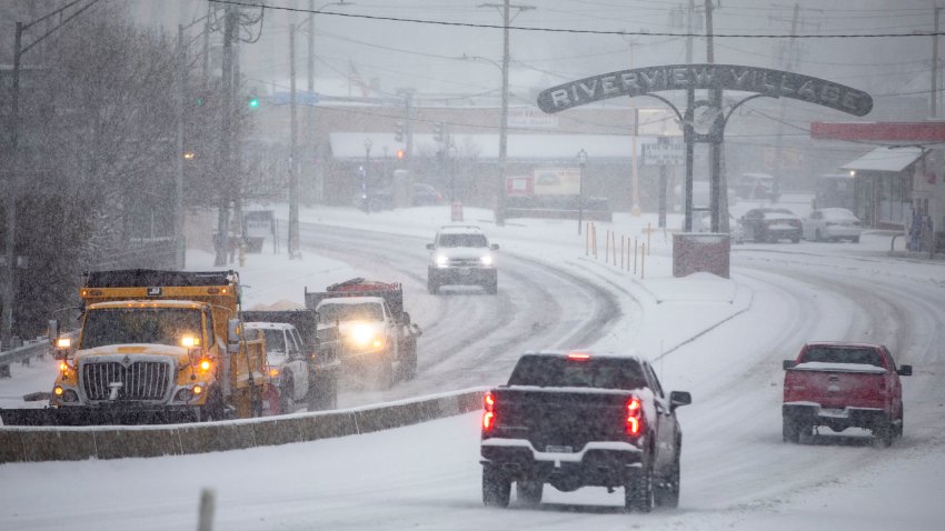 Vehículos para quitar nieve avanzan por el puente de la calle Granby el miércoles 19 de febrero de 2025, en Norfolk, Virginia. (Kendall Warner/The Virginian-Pilot vía AP)
