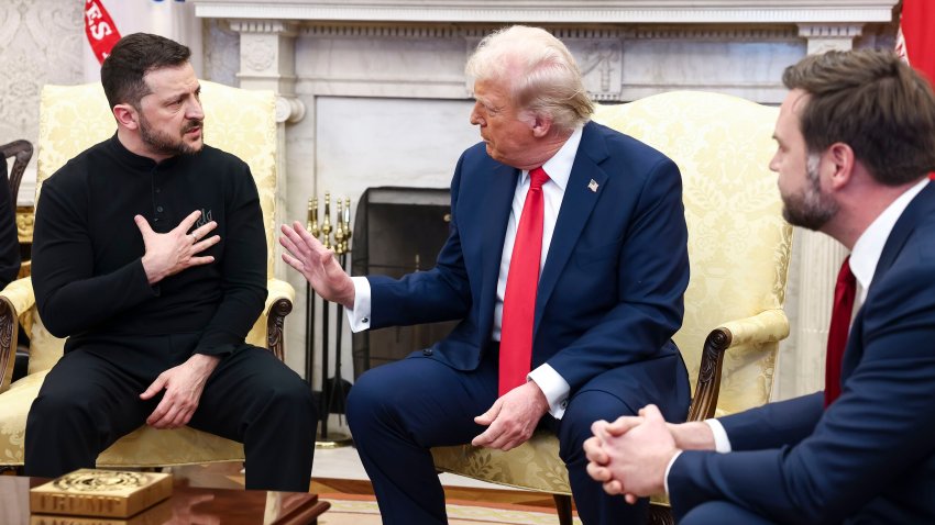 El presidente de Ucrania, Volodímir Zelenski (i) habla con el presidente de EE.UU. (C) y el vicepresidente JD Vance (d) en en el Despacho Oval en Washington (EE.UU.). EFE/EPA/JIM LO SCALZO / POOL