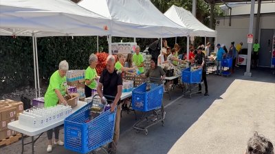 Familias necesitadas de Naples reciben alimentos gratuitos