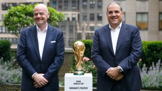 El presidente de la FIFA Gianni Infantino y el vicepresidente Vittorio Montagliani posan con el trofeo del Mundial, en el 2022.