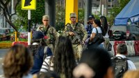 Integrantes de las Fuerzas Armadas de Per˙ fueron registrados este martes, 18 de marzo, al custodiar las calles de Lima, luego de que el Gobierno declarara el estado de emergencia en la capital y la vecina provincia de Callao, tras el asesinato del afamado cantante local de cumbia Paul Flores. EFE/John Reyes