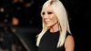 La diseñadora italiana Donatella Versace renuncia como jefa de Versace