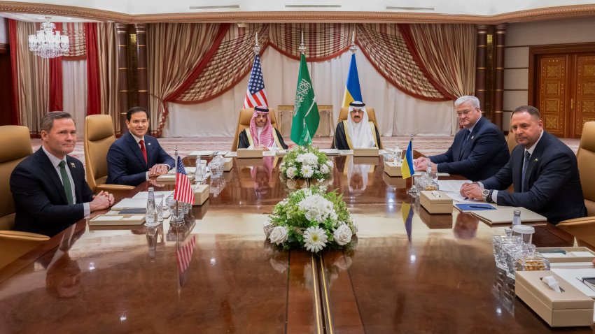 De izquierda a derecha, el asesor de Seguridad Nacional de Estados Unidos, Mike Waltz; el secretario de Estado de Estados Unidos, Marco Rubio; el ministro de Exteriores de Arabia Saudí, príncipe Prince Faisal bin Farhan; el asesor de Seguridad Nacional saudí, Mosaad bin Mohammad al-Aiban; el ministro de Exteriores de Ucrania, Andrii Sybiha, y el director de la oficina presidencial de Ucrania, Andriy Yermak, durante una reunión en Yeda, Arabia Saudí, el 11 de marzo de 2025. (Saul Loeb/Pool Foto vía AP)