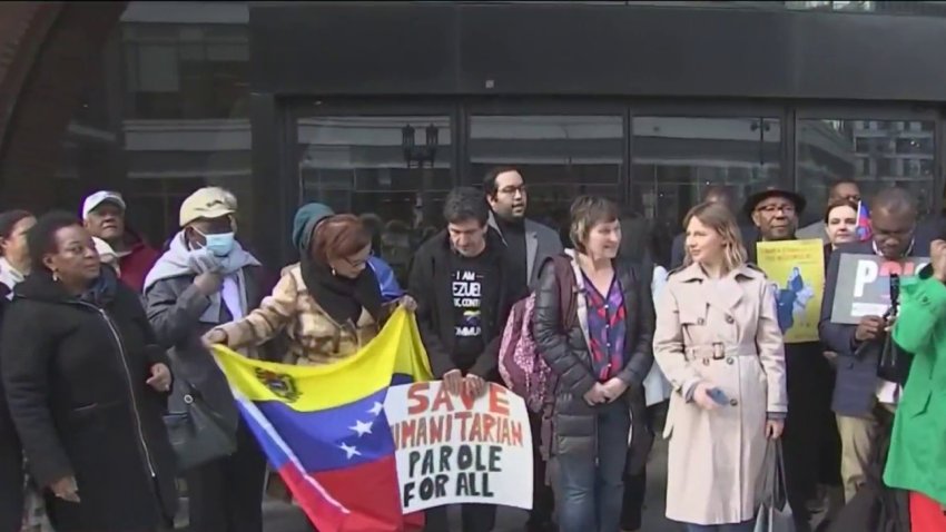 Jueza detiene cancelación del parole humanitario