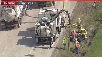 Millones de monedas sobre carretera tras accidente de camión