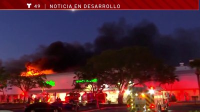 Bomberos llevan horas batallando contra un incendio en locales de St. Pete Beach