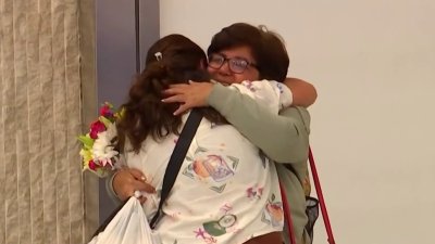 Decenas de familias se reencuentran en aeropuerto de Tampa por “Memorial Day”