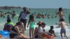 Familias aprovechan fin de semana largo en Clearwater beach