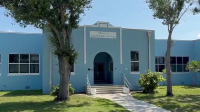 Padres de Fort Myers Beach protestan por el cierre prolongado de su única escuela