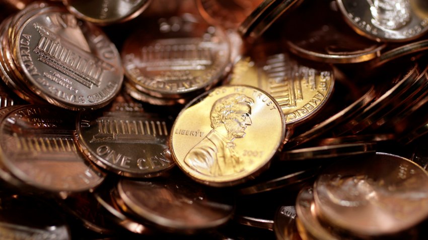 ARCHIVO – Centavos de dólar recién hechos en la Casa de Moneda de Estados Unidos, en Denver, el 15 de agosto de 2007. (AP Foto/David Zalubowski, archivo)