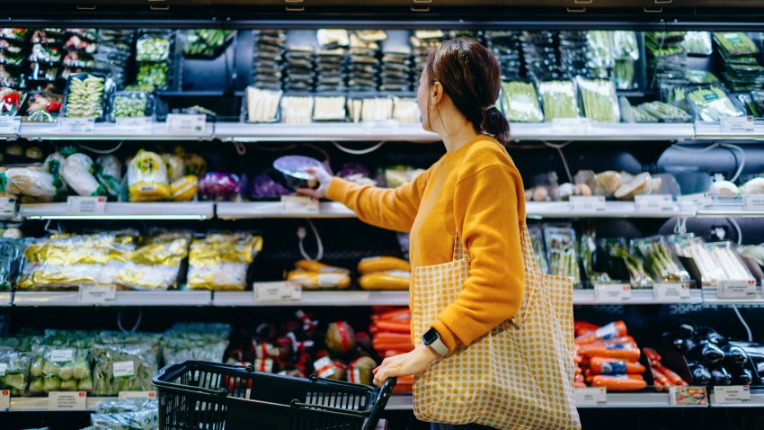 Mujer joven hace compras en el súper.