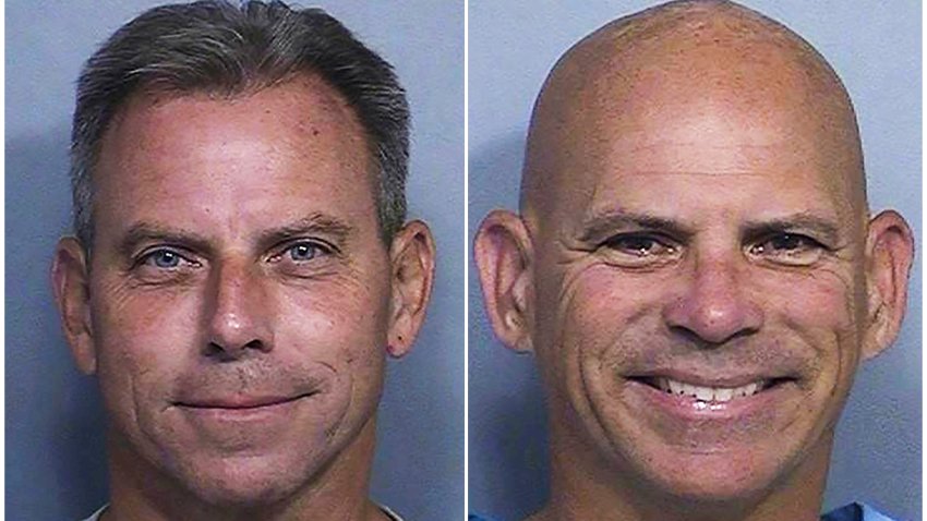 En esta combinación de dos fotografías de fichaje del Departamento de Correccionales de California, se puede ver a Erik Menendez, a la izquierda, y a su hermano Lyle Menendez. (Departamento de Correccionales de California vía AP, Archivo)
