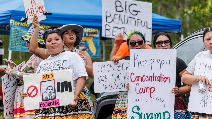 Activistas asisten a la protesta ‘Stop Alligator Alcatraz’ frente a la entrada del Aeropuerto de Entrenamiento y Transición Dade-Collier en Ochopee, Florida. EFE/EPA/CRISTOBAL HERRERA-ULASHKEVICH