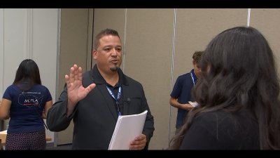 Hispano ayuda a otros a obtener la ciudadanía en Tampa