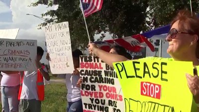 Grupo protesta en Tampa en contra de políticas migratorias